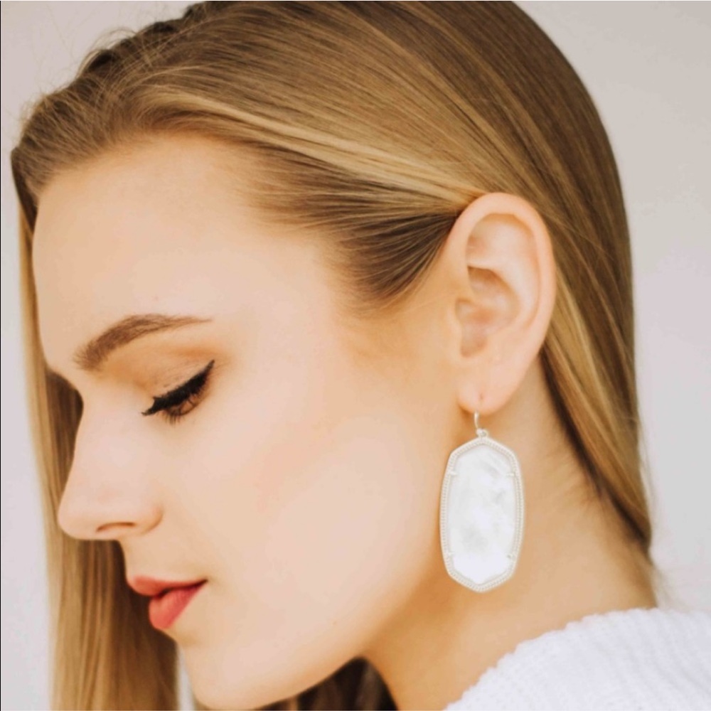 Kendra Scott Danielle white pearl/silver e…